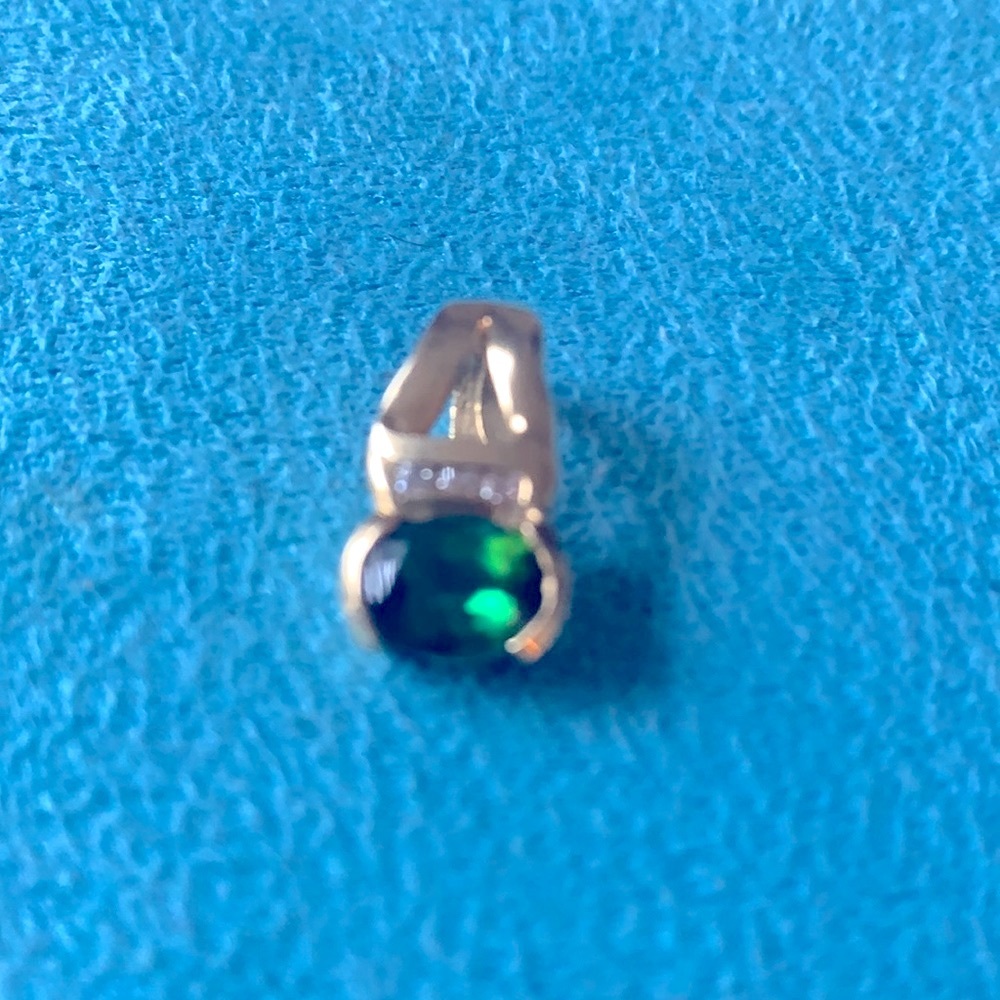 19k solid yellow gold natural green tourmaline and diamond pendant